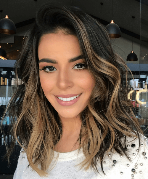 Medium Layered Hairstyle For Wavy Hair