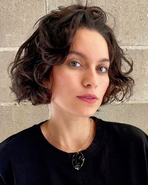 Jaw Length Scrunched Bob for Wavy Hair