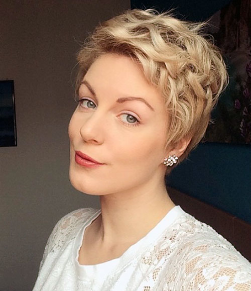 messy pixie hairstyle