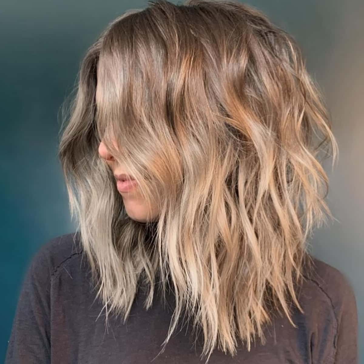 Feminine short chopped a line lob