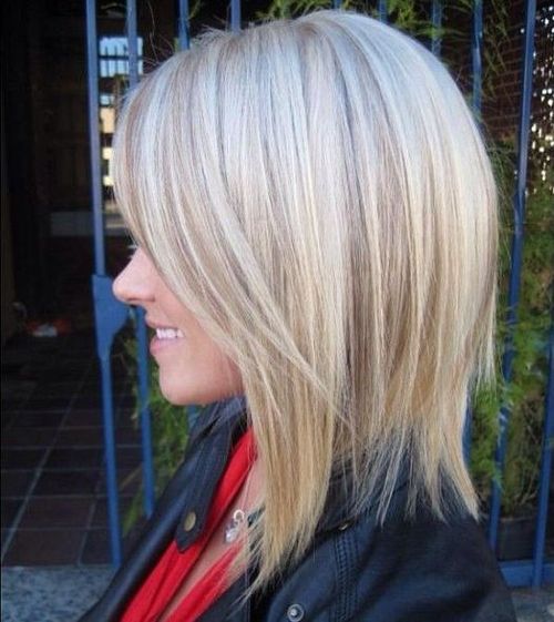 Shoulder Length Haircut with Deep Side Bang 