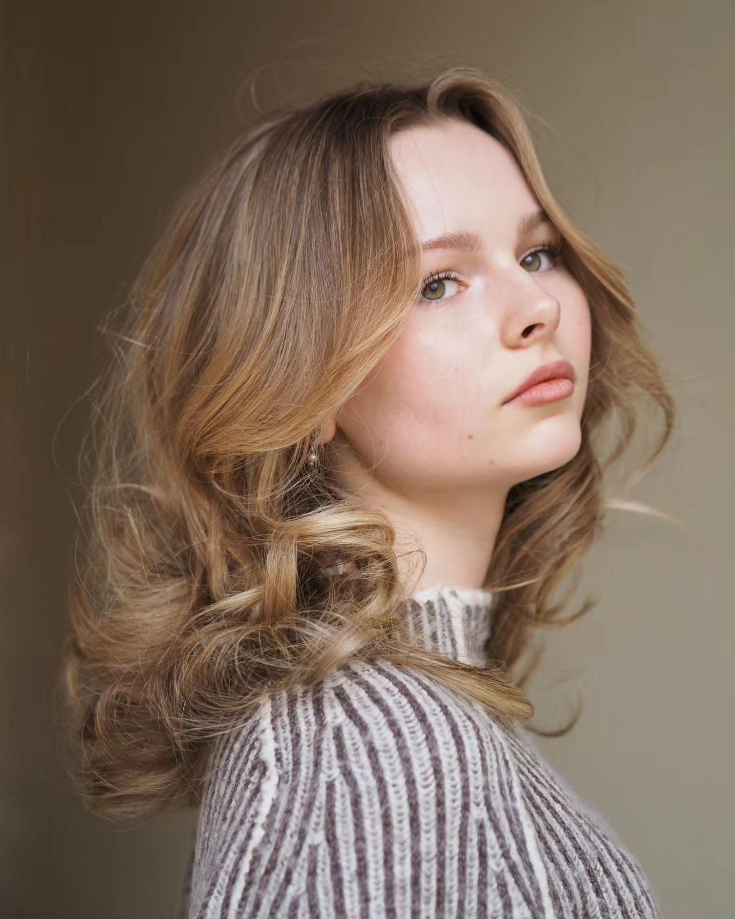 Round Face Hairstyle with Face Framing Layers and Curled Ends