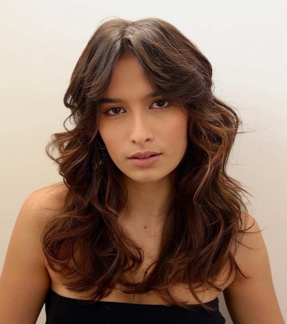 Voluminous Curtain Bangs for Wavy Locks